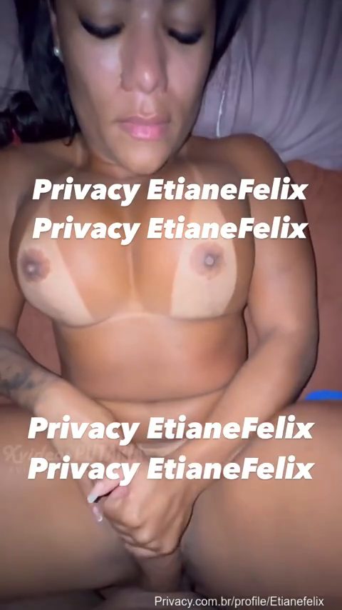 Etiane Félix se masturbando gostoso mostrando sua doce bucetinha e seus peitões gostosos